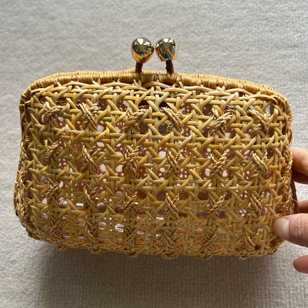 Tan Lattice Clutch with Kiss-Lock Closure